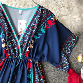 Μοντέρνο γυναικείο φόρεμα ία με βαθύ λαιμό και έγχρωμη εκτύπωση