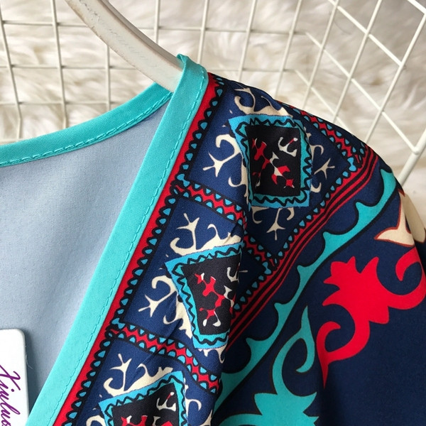 Μοντέρνο γυναικείο φόρεμα ία με βαθύ λαιμό και έγχρωμη εκτύπωση