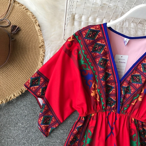 Μοντέρνο γυναικείο φόρεμα ία με βαθύ λαιμό και έγχρωμη εκτύπωση