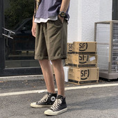 Fekete, zöld és bézs színű férfi rövidnadrág zsebekkel