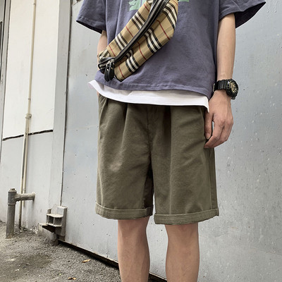 Fekete, zöld és bézs színű férfi rövidnadrág zsebekkel