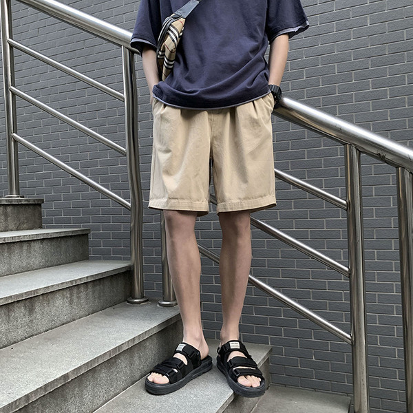 Fekete, zöld és bézs színű férfi rövidnadrág zsebekkel