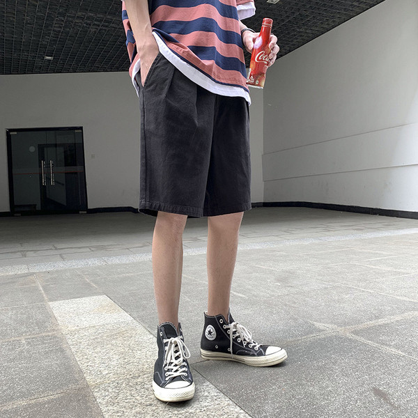 Fekete, zöld és bézs színű férfi rövidnadrág zsebekkel