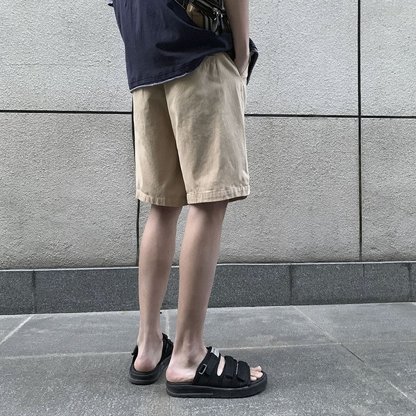 Fekete, zöld és bézs színű férfi rövidnadrág zsebekkel