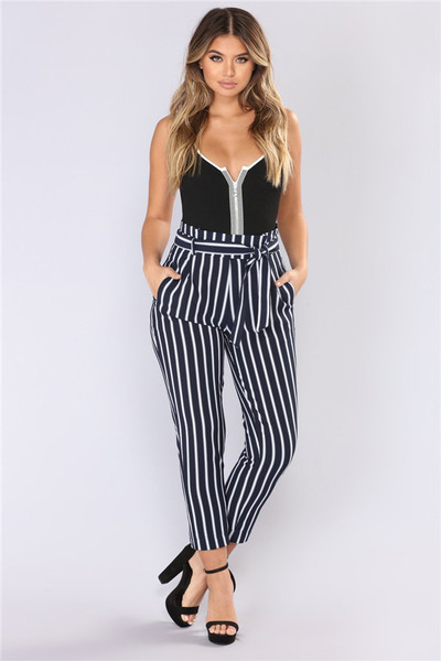 Női csíkos nadrág magas derékkal és övvel