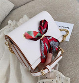 Eko bőrből készült modern női táska fém lánccal és szalaggal