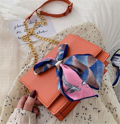 Eko bőrből készült modern női táska fém lánccal és szalaggal