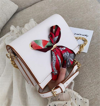 Eko bőrből készült modern női táska fém lánccal és szalaggal