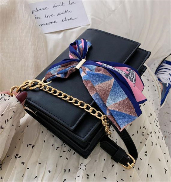 Eko bőrből készült modern női táska fém lánccal és szalaggal