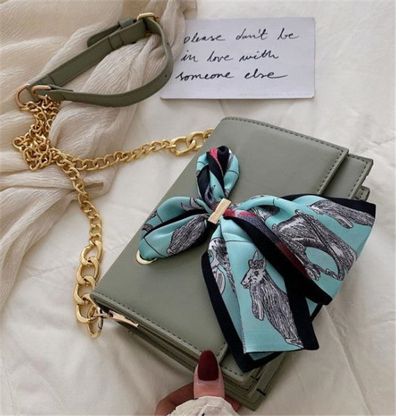 Eko bőrből készült modern női táska fém lánccal és szalaggal