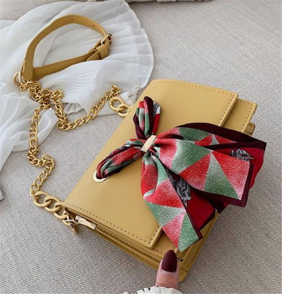 Eko bőrből készült modern női táska fém lánccal és szalaggal