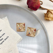 Arany színű női fülbevaló színes kövekkel