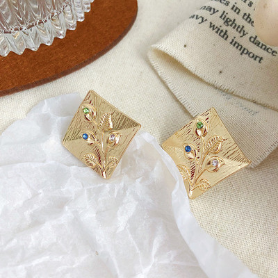 Arany színű női fülbevaló színes kövekkel