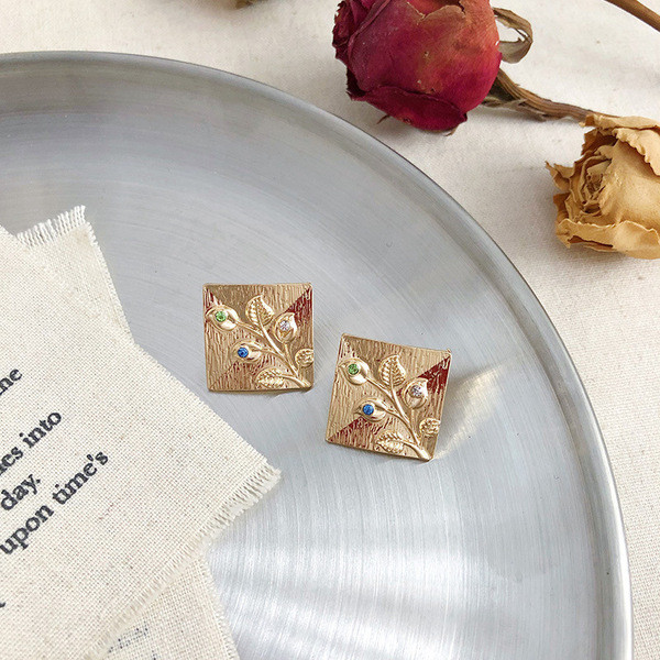 Arany színű női fülbevaló színes kövekkel