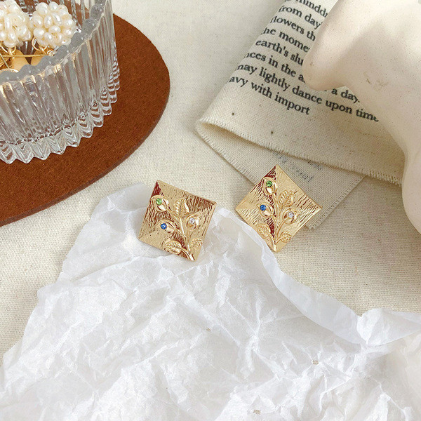 Arany színű női fülbevaló színes kövekkel