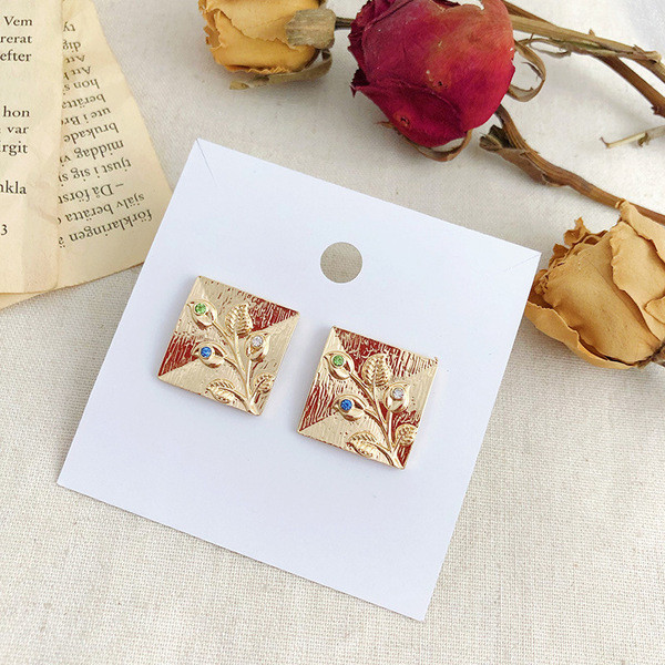 Arany színű női fülbevaló színes kövekkel