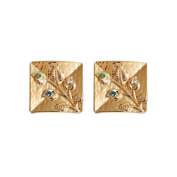 Arany színű női fülbevaló színes kövekkel