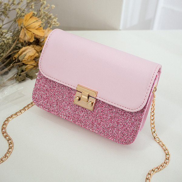 Стилна дамска чанта с метален елемент в три цвята 