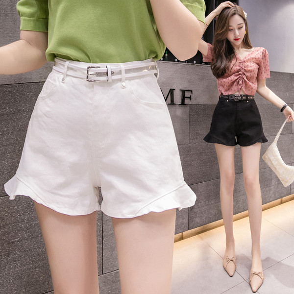 Стилен дамски къс панталон в бял и черен цвят 