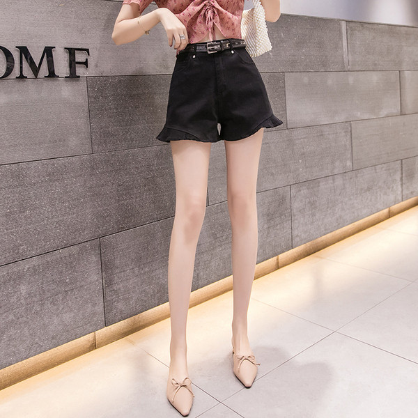 Стилен дамски къс панталон в бял и черен цвят 