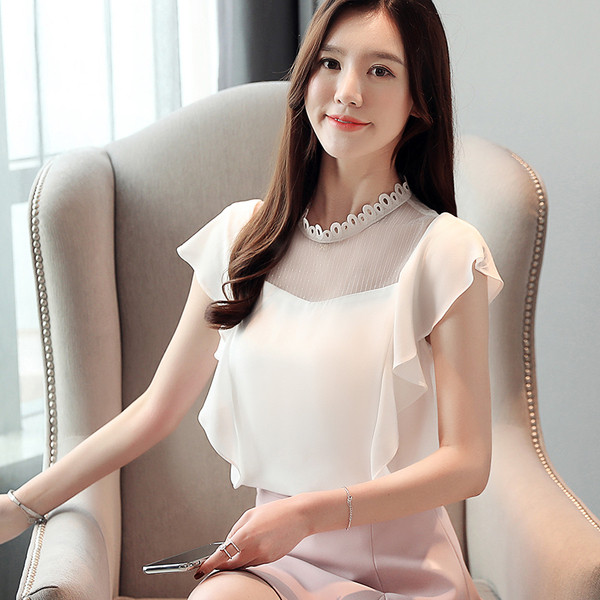 Κομψή γυναικεία  μπλούζα με κοντό μανίκι σε λευκό χρώμα