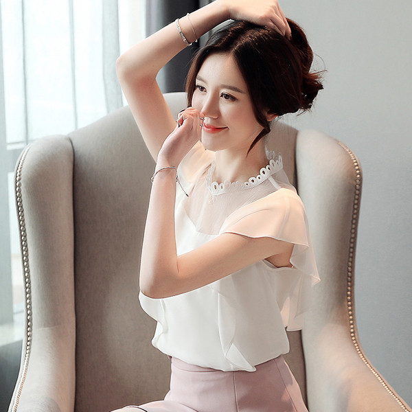 Κομψή γυναικεία  μπλούζα με κοντό μανίκι σε λευκό χρώμα