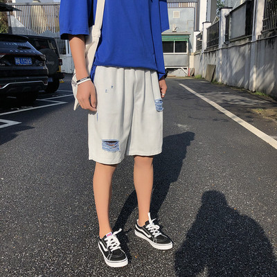 Alkalmi férfi rövidnadrág fehér színben, színes elemekkel