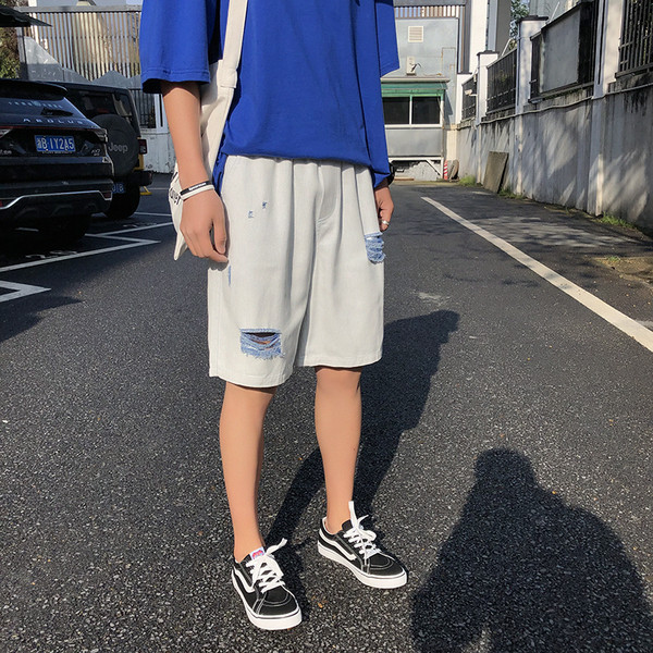 Alkalmi férfi rövidnadrág fehér színben, színes elemekkel