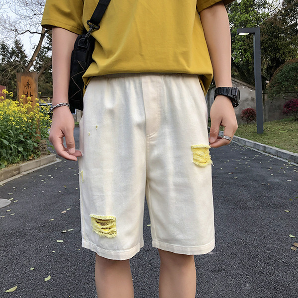 Alkalmi férfi rövidnadrág fehér színben, színes elemekkel