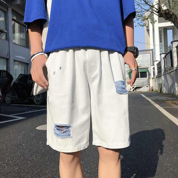 Alkalmi férfi rövidnadrág fehér színben, színes elemekkel