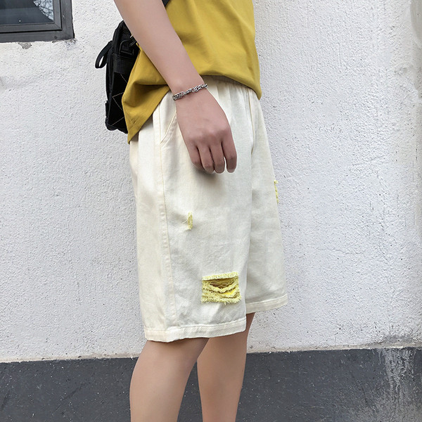 Alkalmi férfi rövidnadrág fehér színben, színes elemekkel