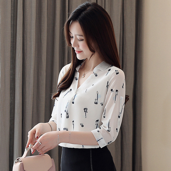 Modern női blúz 3/4-es ujjal és V-nyakkal