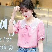 Μοντέρνα γυναικεία μπλούζα με κοντό μανίκι και V-λαιμό σε λευκό και ροζ χρώμα