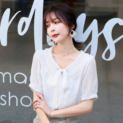 Μοντέρνα γυναικεία μπλούζα με κοντό μανίκι και V-λαιμό σε λευκό και ροζ χρώμα