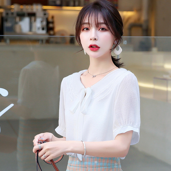 Μοντέρνα γυναικεία μπλούζα με κοντό μανίκι και V-λαιμό σε λευκό και ροζ χρώμα