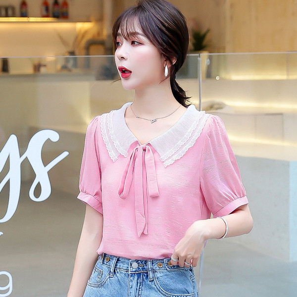 Μοντέρνα γυναικεία μπλούζα με κοντό μανίκι και V-λαιμό σε λευκό και ροζ χρώμα