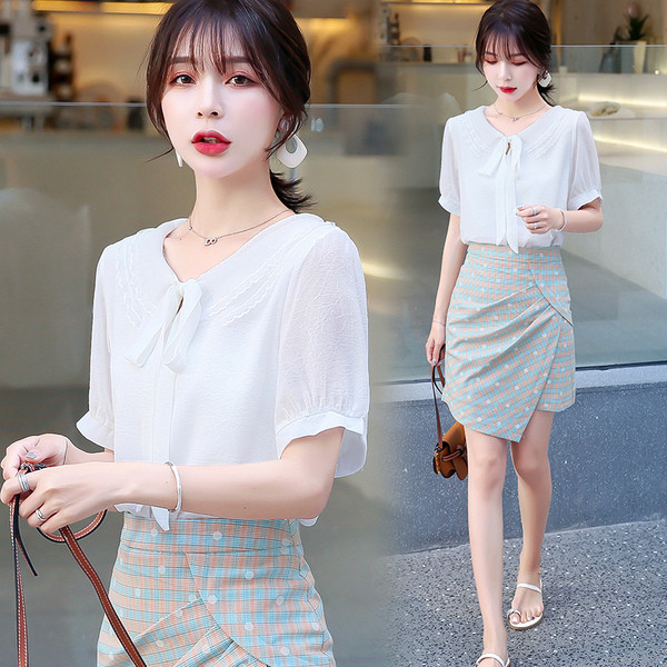 Μοντέρνα γυναικεία μπλούζα με κοντό μανίκι και V-λαιμό σε λευκό και ροζ χρώμα