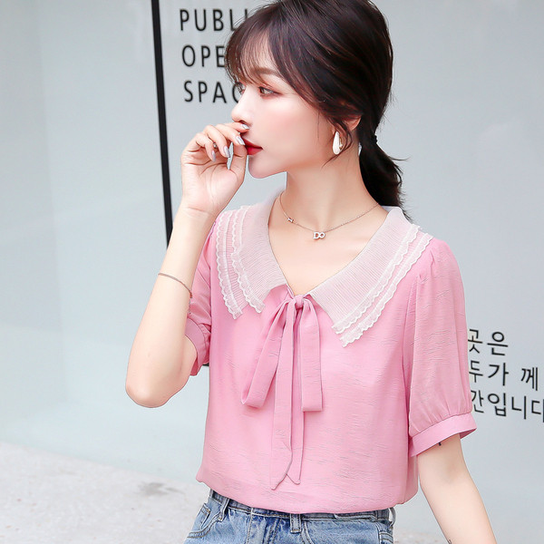 Μοντέρνα γυναικεία μπλούζα με κοντό μανίκι και V-λαιμό σε λευκό και ροζ χρώμα