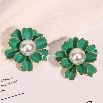 Cercei moderni de dama in forma de floare in trei culori