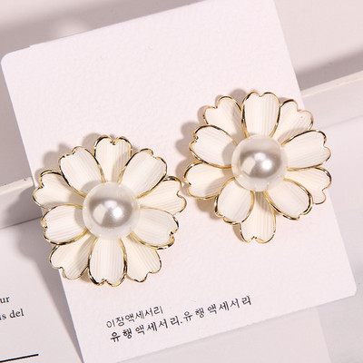 Cercei moderni de dama in forma de floare in trei culori