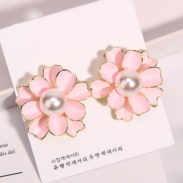 Cercei moderni de dama in forma de floare in trei culori