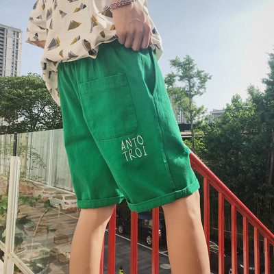 Szakadt motívumokkal, több színben hímzéssel ellátott férfi rövidnadrág