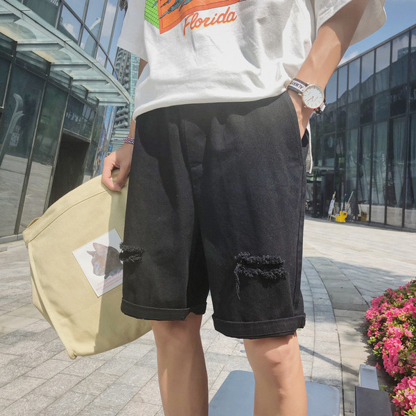 Szakadt motívumokkal, több színben hímzéssel ellátott férfi rövidnadrág