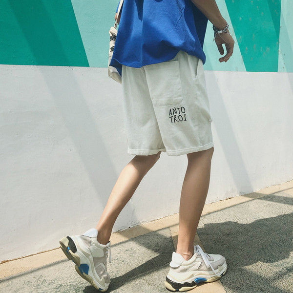 Szakadt motívumokkal, több színben hímzéssel ellátott férfi rövidnadrág