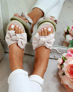 Κομψές γυναικείες σύγχρονες παντόφλες με τρισδιάστατο στοιχείο κορδέλας