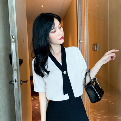 Μοντέρνο γυναικείο πουκάμισο με V-neck και κοντό μανίκι σε μπλε και άσπρο χρώμα