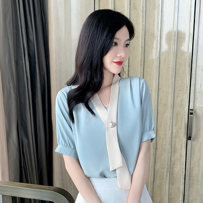 Μοντέρνο γυναικείο πουκάμισο με V-neck και κοντό μανίκι σε μπλε και άσπρο χρώμα