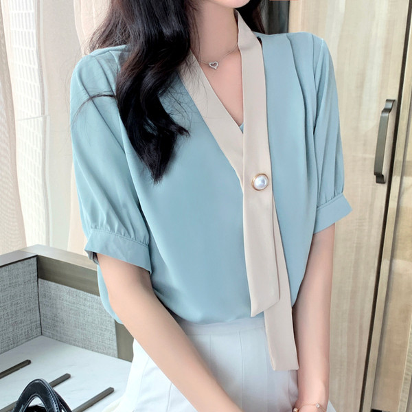 Μοντέρνο γυναικείο πουκάμισο με V-neck και κοντό μανίκι σε μπλε και άσπρο χρώμα