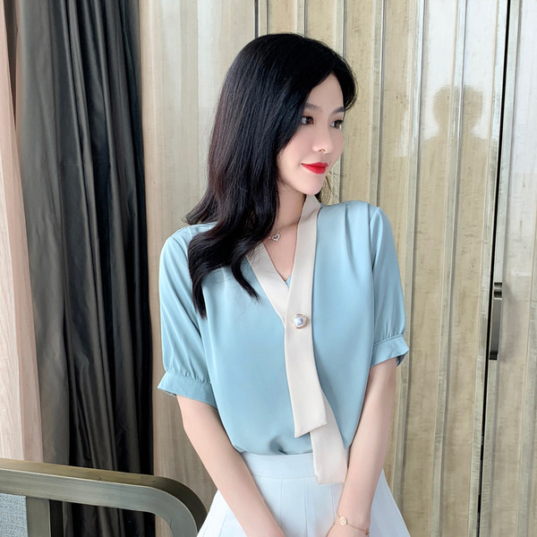 Μοντέρνο γυναικείο πουκάμισο με V-neck και κοντό μανίκι σε μπλε και άσπρο χρώμα