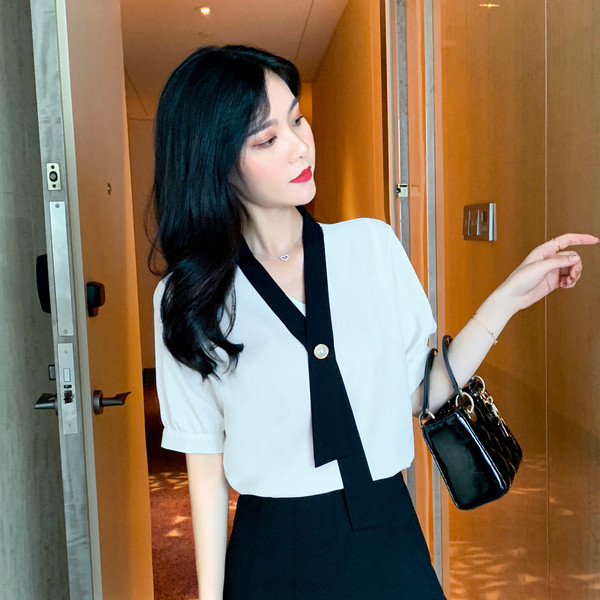 Μοντέρνο γυναικείο πουκάμισο με V-neck και κοντό μανίκι σε μπλε και άσπρο χρώμα